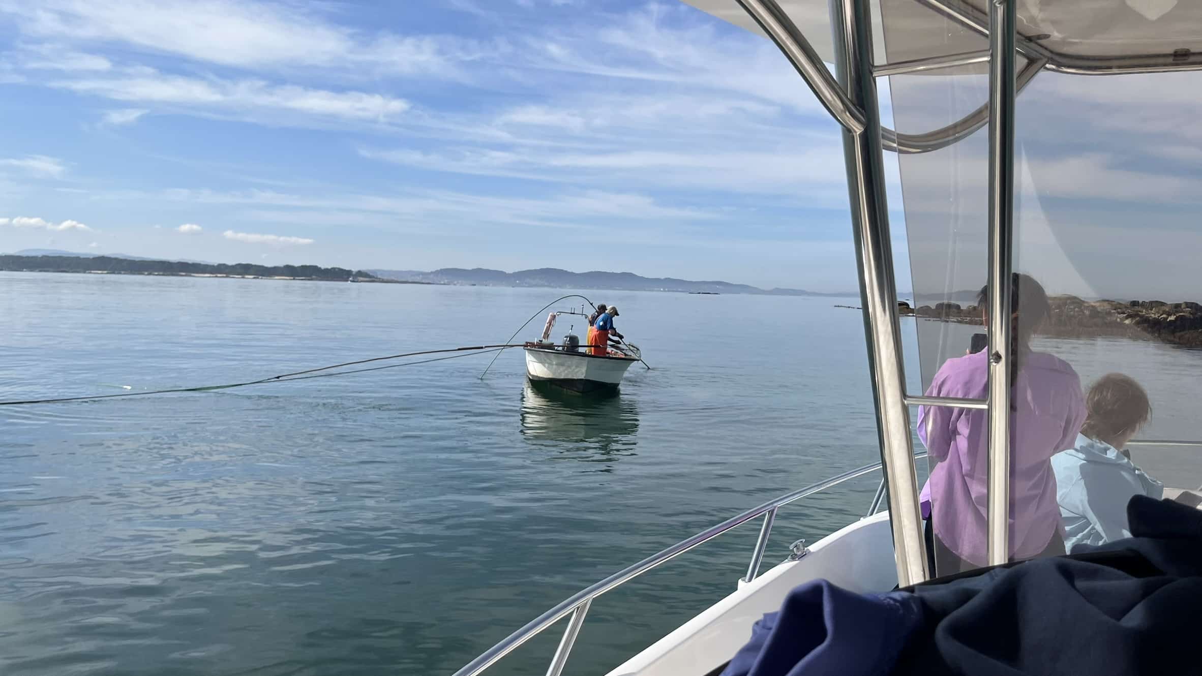 Bateas durante una ruta del mejillón por la Ría de Arousa