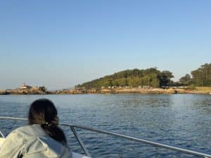 Vista del Faro de Punta Cabalo desde un barco en la Ría de Arousa