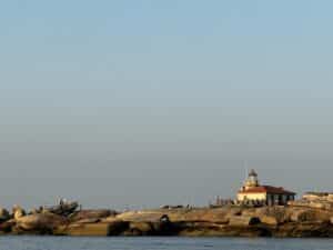 Faro de Punta Cabalo durante una ruta en barco por A Illa de Arousa