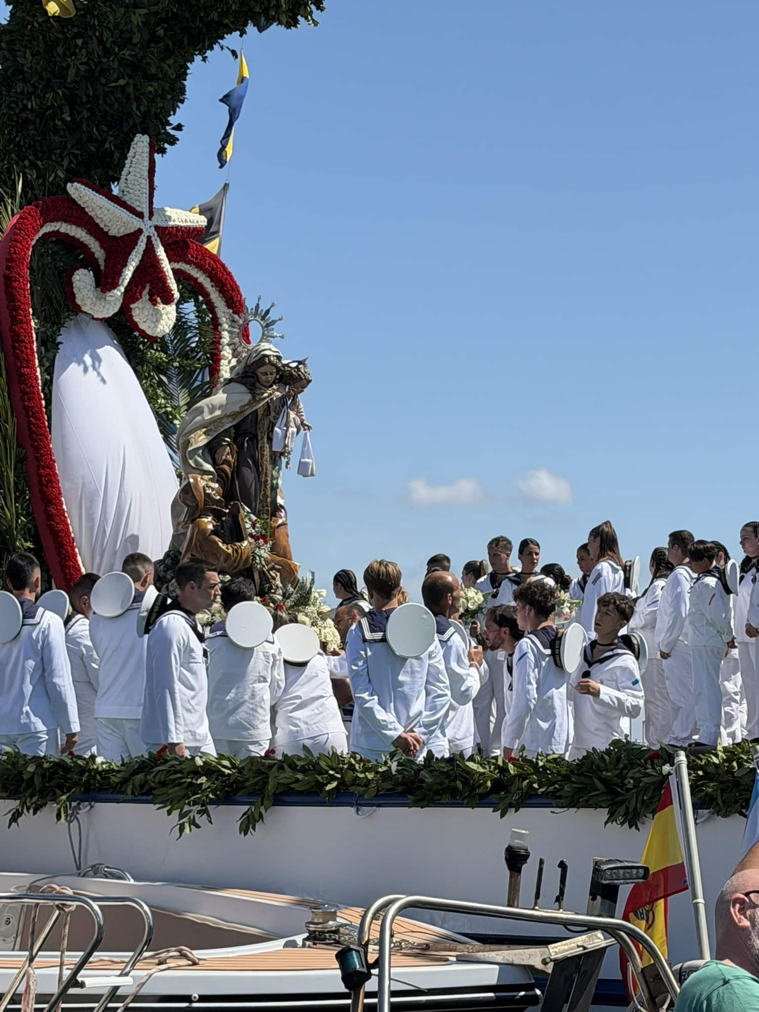 Virgen del Carmen embarcando en el puerto de O Xufre en A Illa de Arousa